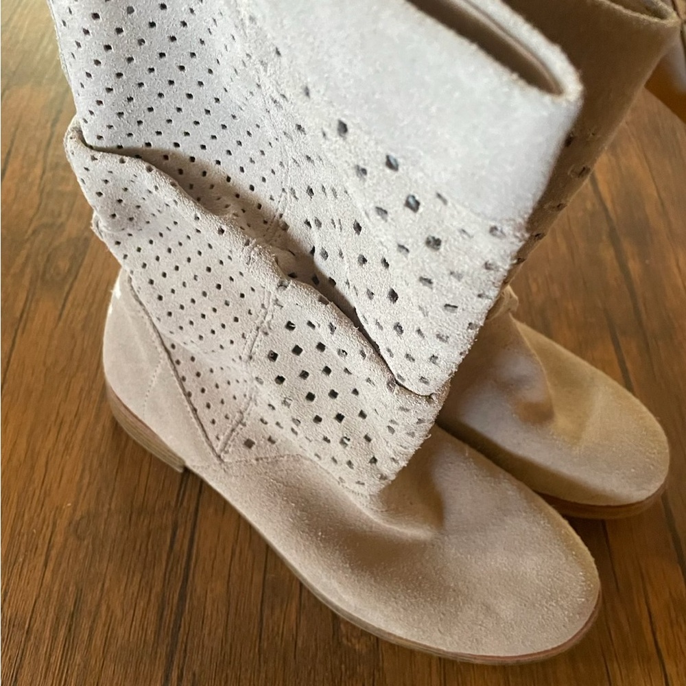 Toms leather,”tan-colored”, Perforated Heeled Boots